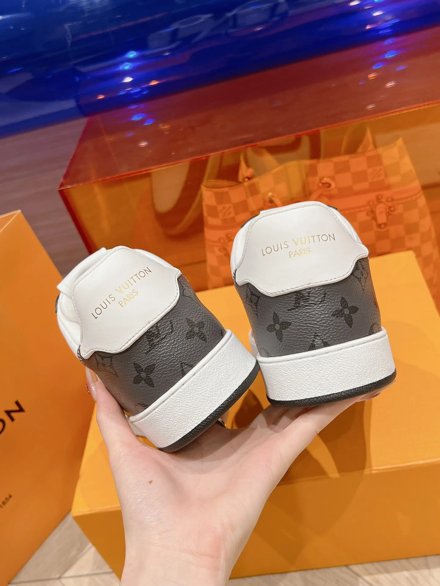 👟👟Ex-factory price 680👟👟 LV new white shoes men's letter series letter color matching pure cowhide 3D printed breathable holes men's casual business travel shoes👟full of comfort Size number: 39-45